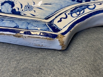 Une plaque en fa&iuml;ence de Delft en bleu et blanc &agrave; d&eacute;cor d'une chinoiserie, 18&egrave;me